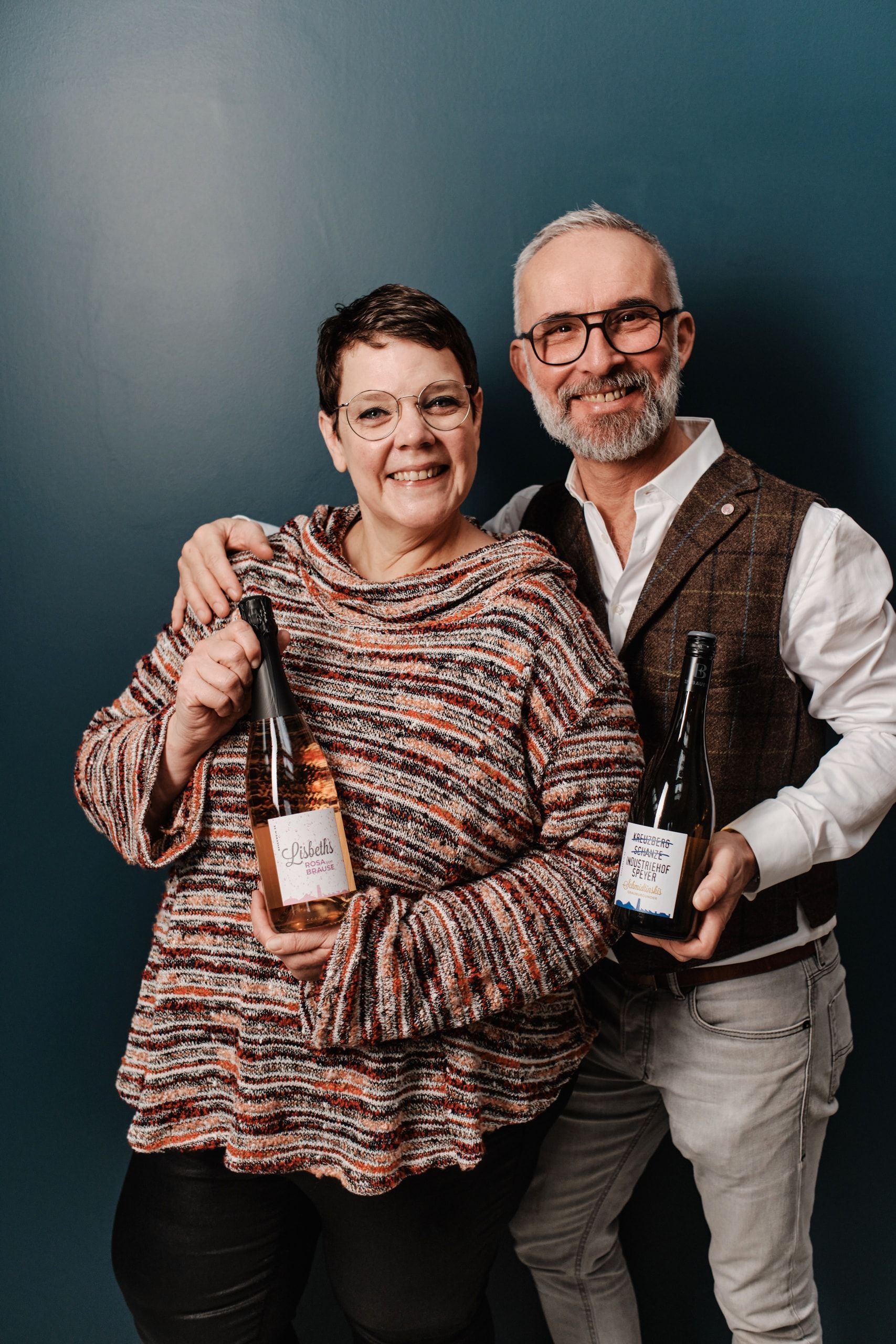 Johanna und Jürgen Schmidts mit Weinflaschen in den Händen 
